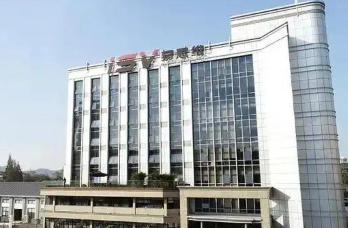 易思维募资规模为营收规模的3倍，第二大客户近期被终止上市